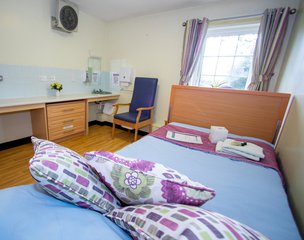 Hollybush House - Bright bedroom