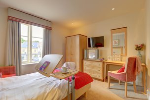 Orchard Gardens, Eastleigh, bedroom with red throw