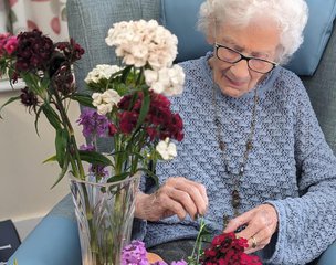 Robertson Nursing Home, Hurtmore, flower arranging