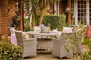 Lakeview, Lightwater, patio seating