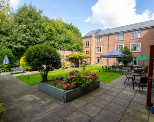 Hillside Lodge - Landscaped Gardens with Flowerbeds