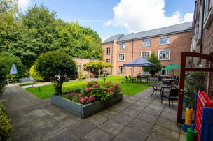 Hillside Lodge - Landscaped Gardens with Flowerbeds