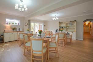 Oak Tree Lodge in Southampton dining room