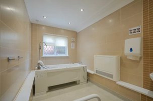 Oak Tree Lodge in Southampton communal bathroom
