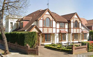 Arran Manor, Hornchurch, exterior