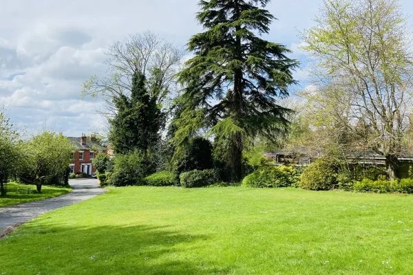 South Hayes, Worcester, extensive grounds