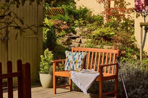 Ty Porth, Rhondda Cynon Taf, garden seating