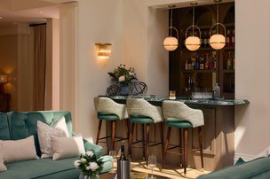Hallmark Esher Residences, bar