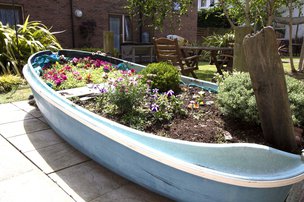 Elizabeth House - Flowerbed in Boat