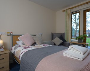 Deerswood Lodge - Bright Bedroom