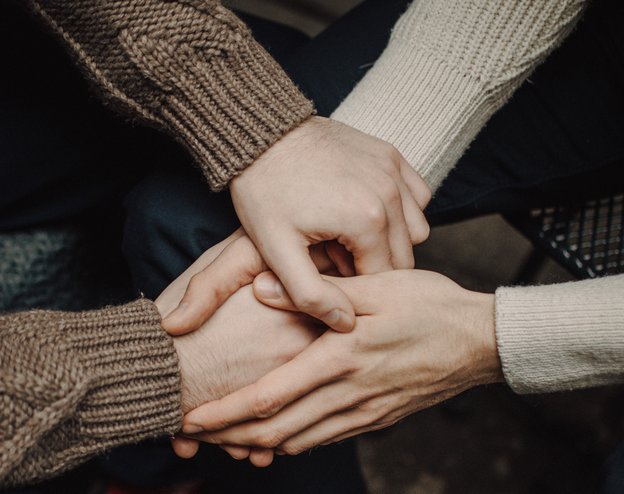 2White Services. Holding hands 