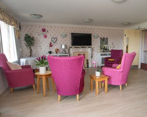 Sandalwood Court - bright airly lounge