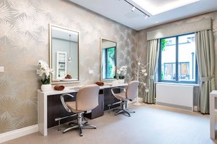 Eden Court Retirement, salon 