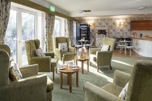 Farnham Common House in Slough - Lounge