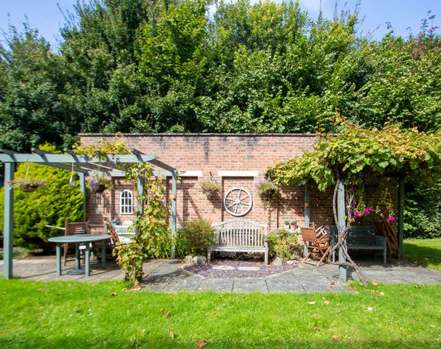 Hillside Lodge - beautiful garden
