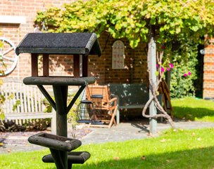Hillside Lodge - bird house in garden
