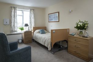 Marston Court, Oxford, bedroom with carpet 