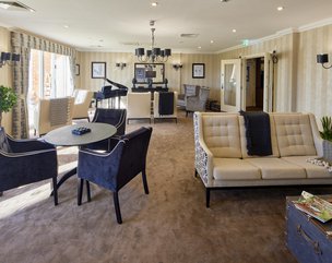 Greensand House, Redhill, lounge