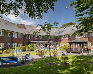 Coombe End Court, Marlborough, gardens