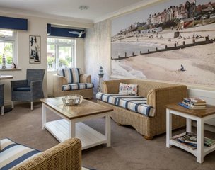 Coombe End Court, Marlborough, lounge