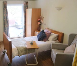 Avon Lodge, Kingswood, bedroom with window in picture 