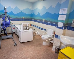 Abbott House, Peterborough, bathroom with blue walls 