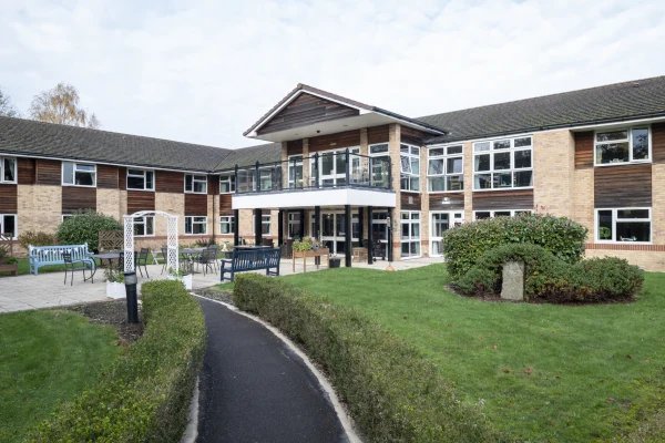 Lewin House in Aylesbury - Front of home