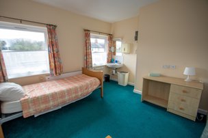 Cartref Care Home - Spacious Bedroom