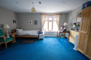 Hillside Lodge - spacious bedroom