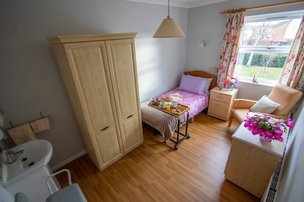 Orchard House - spacious bright bedroom