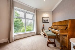 Gower Gardens, piano 