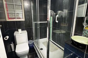 78 Hoylake Crescent, Uxbridge, London, bathroom 