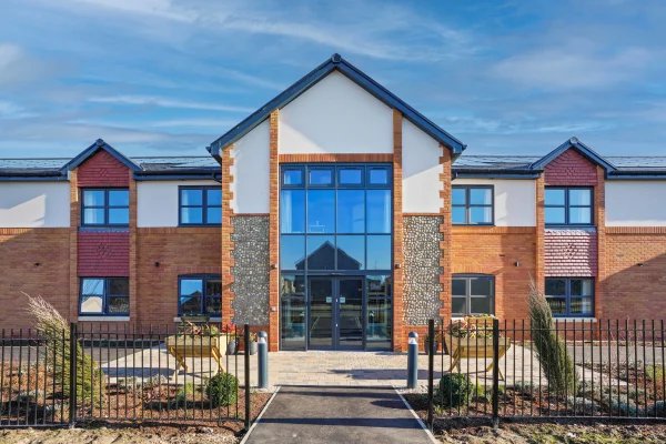 Heath Lodge, Holt, exterior