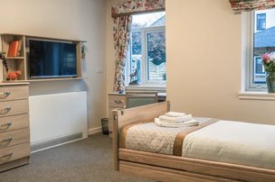 Kelvinside Manor, bedroom with a TV 