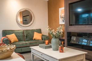 Kelvinside Manor, living room with a TV 