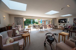 Winton House, Windsor, large living area with garden 