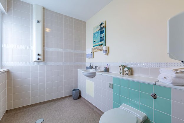 Castle Lodge Independent Hospital, Sutton, bathroom 