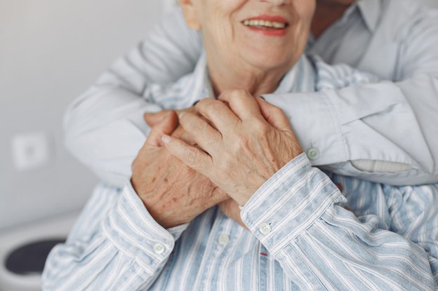 Meloosha Homecare Falkirk, couple hugging. 