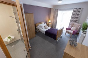 Oak Springs Care Home en-suite bedroom