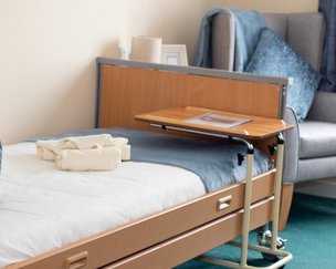 Warmere Court, West Sussex, bedroom 