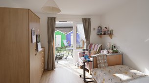 Burleys Wood - Bedroom With Direct Access to Garden