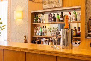 Eversfield in Reigate, bar