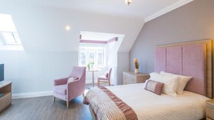 Fleming Court, double room with pink colours 