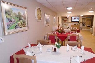 Glanffrwd, dining area with red chairs 
