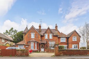 Glebe House in Staines upon thames - Front Exterior