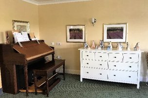 Greenways Court, piano 