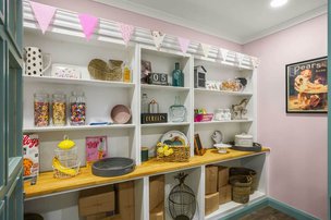 Brook Lodge, Basildon, sweet shop