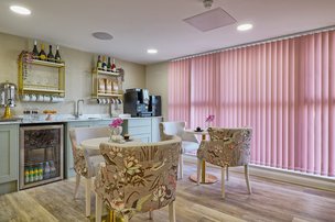 Kingsclere Court, Westcliff -On-Sea, l kitchen 