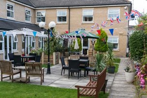 Lauren Court, garden 