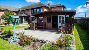 Lunan Court, garden with bird house 
